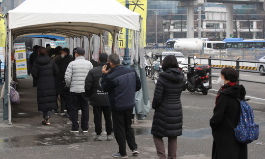 코로나19 확산세가 여전히 거센 가운데 주말인 11일 오전 서울 중구 서울역 코로나19 임시 선별검사소에서 시민들이 이른 시간부터 검사를 기다리고 있다. 연합뉴스